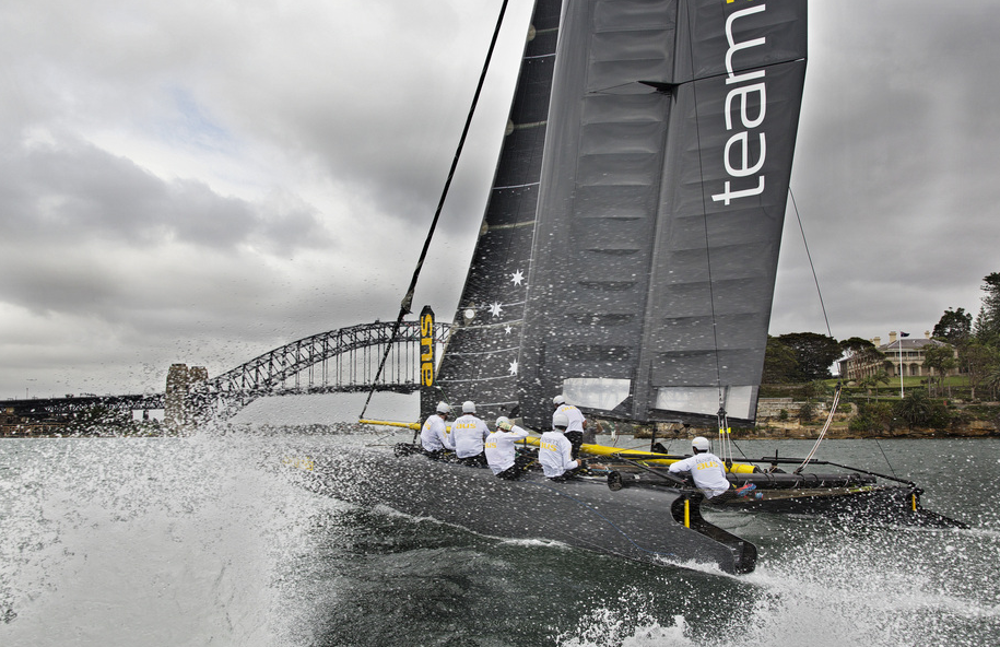 Team Australia auf dem AC45 im Hafen von Sydney.  Foto: Andrea Francolini/Team Australia