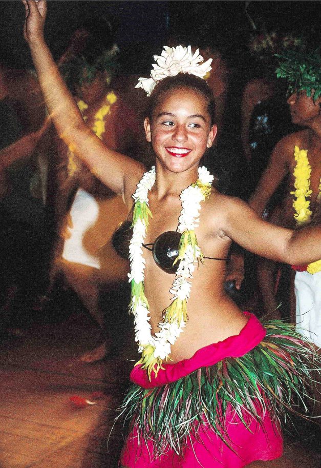 Willkommen in Caleta de Sebo!. Ein Klischee, wie's in jedem Buch über diese Inseln steht: Tamure-Tänzerin  mit freundlichem Lächeln. Foto: Carl Victor