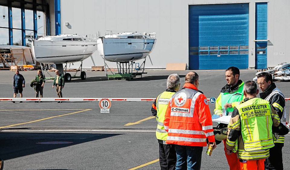 Rettungsdienste vor den Hallentoren: Bei der Bavaria-Werft  gab's letzte Woche Bombenalarm. foto: thomas Fritz/Mainpost