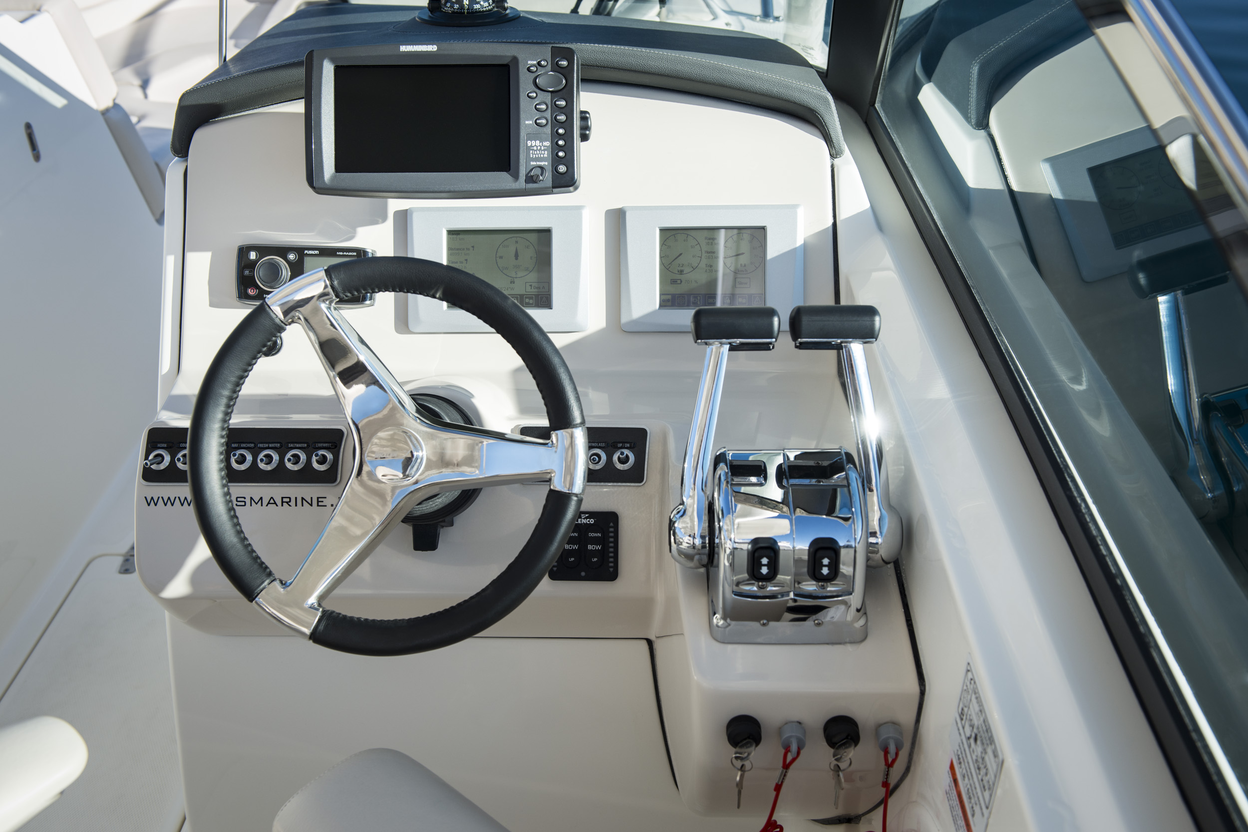 Touchscreen-Bildschirme am Steuerstand gehören dazu 