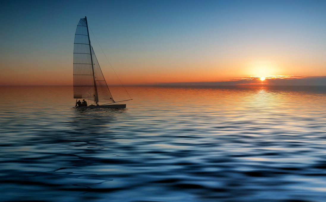 Ruhige See, klarer Himmel, sonne am Horizont: Gute Gründe, dem Alltag auf einem Segelboot zu entfliehen.  Foto: www.izoom.me