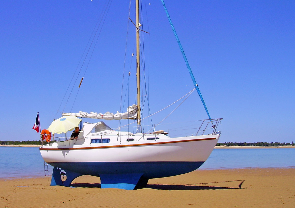 Trockengefallen: Eine Yacht mit Kimmkiel demonstriert die Vorteile dieser Kielart . Foto: sailboatcruising.com