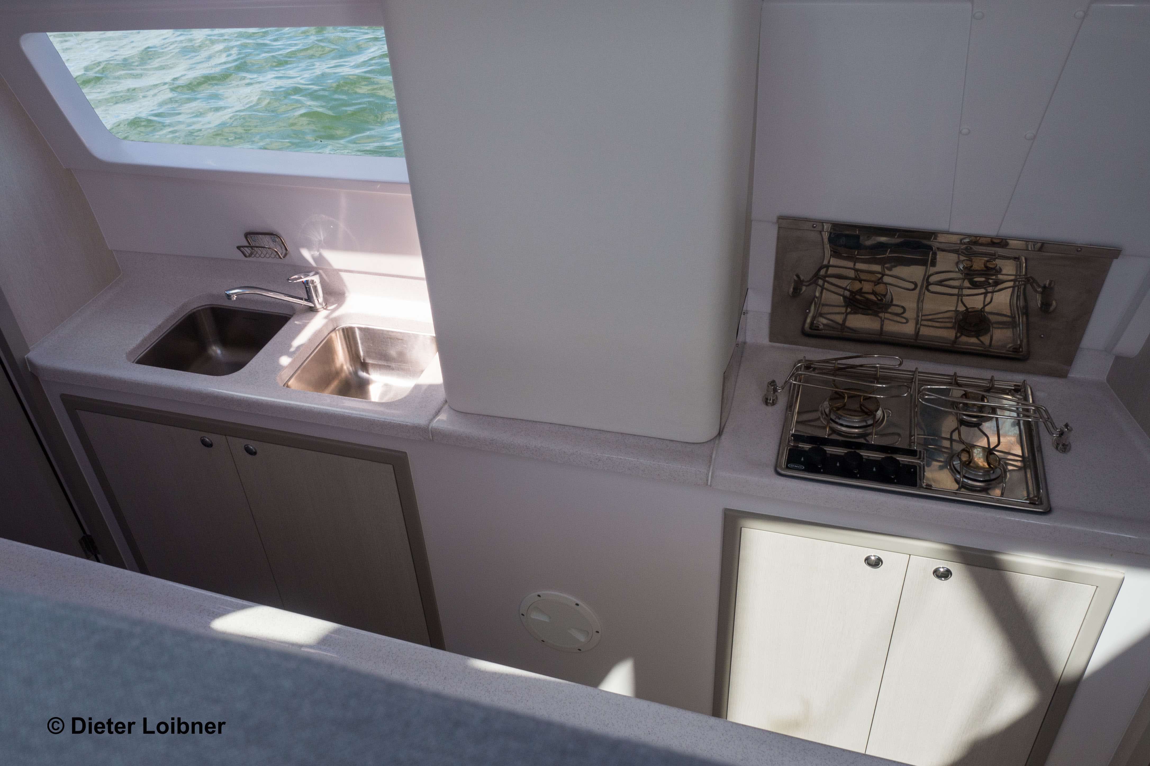 Küche unten: Auf der Seawind befindet sich  die Kombüse in einem Rumpf, nicht im Salon. Foto: Dieter Loibner 